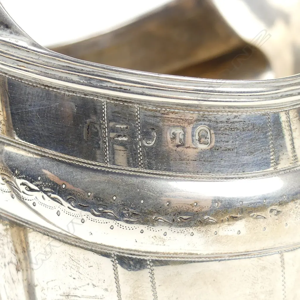 A George III silver cream jug Image 1++