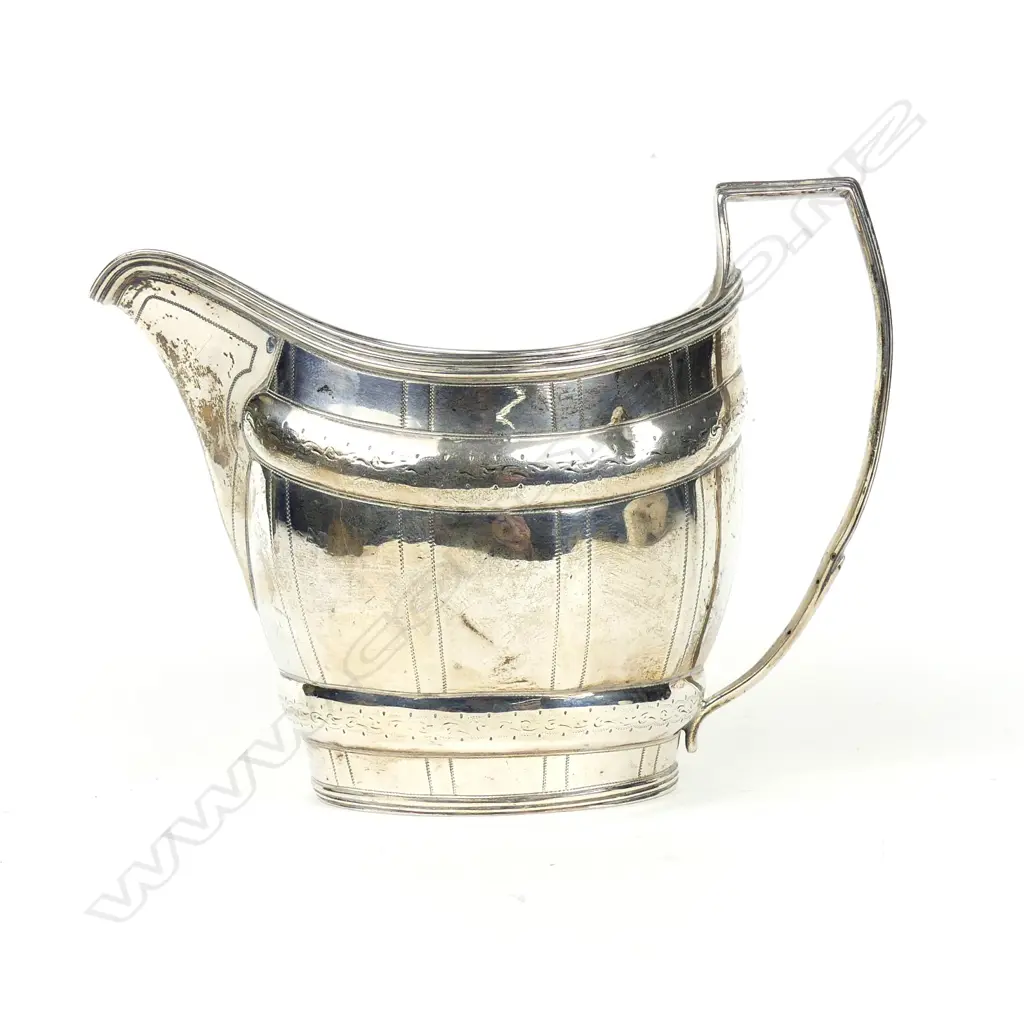 A George III silver cream jug Image 1++