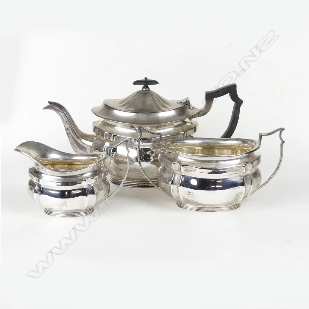 An Edwardian silver three piece tea set Image 1++