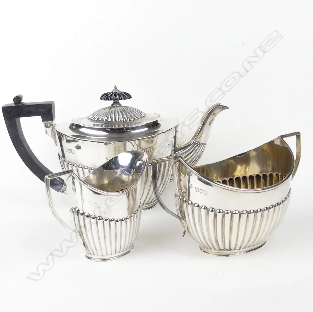 A Victorian silver three piece tea set Image 1++