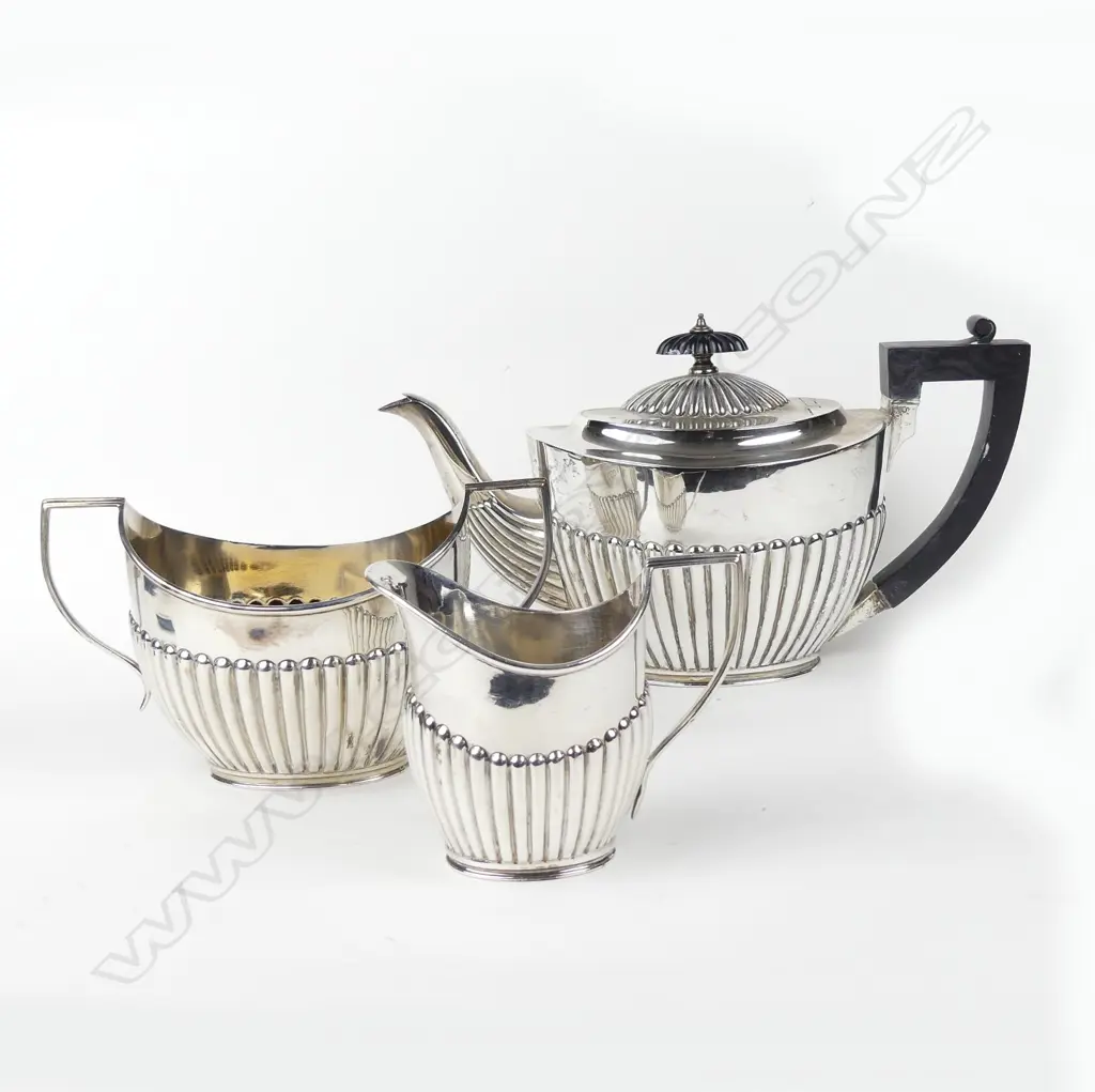 A Victorian silver three piece tea set Image 1++