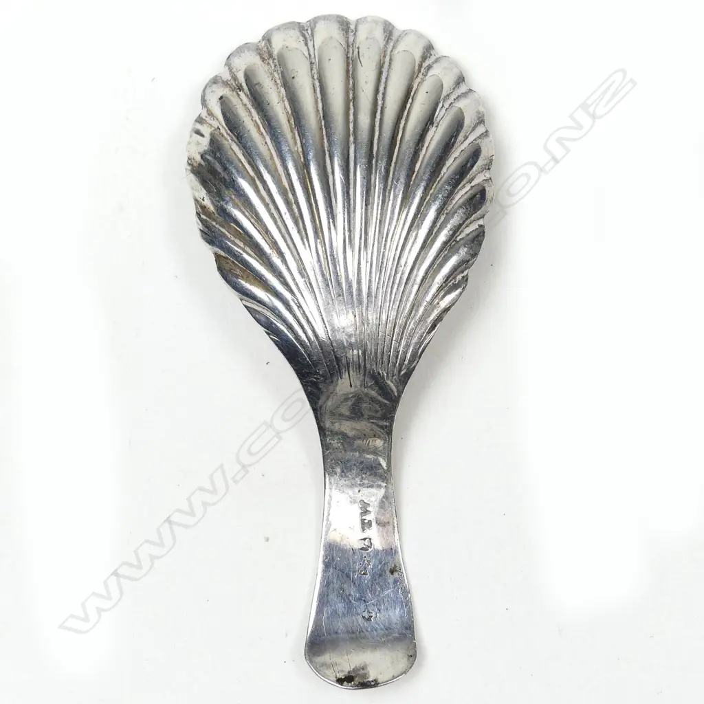 A George III silver caddy spoon Image 1++