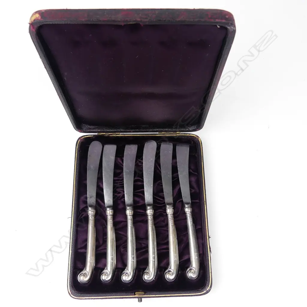 A cased set of six Victorian silver pistol grip handled butter knives Image 1++