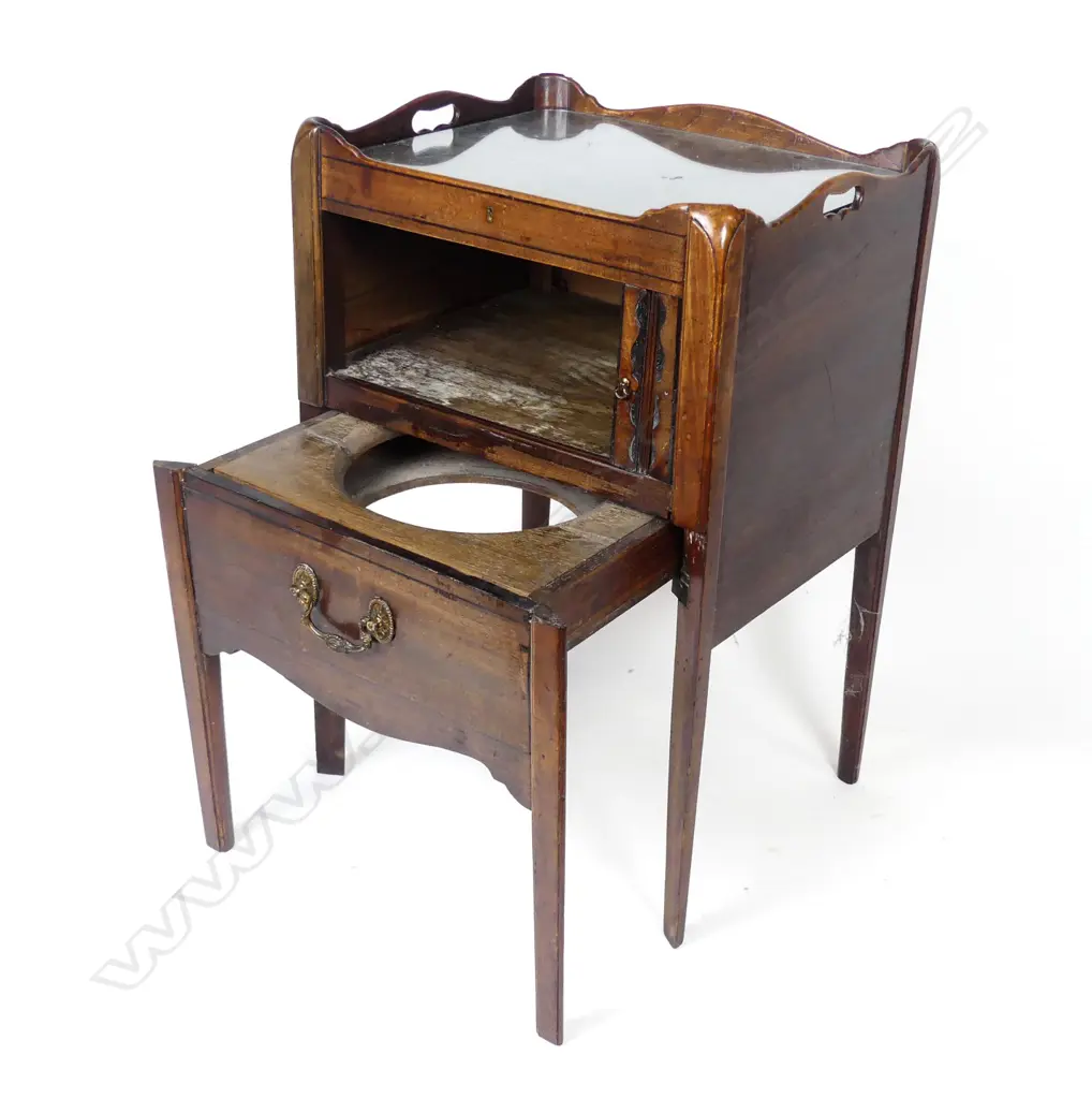 A Georgian mahogany bedside cabinet Image 1++