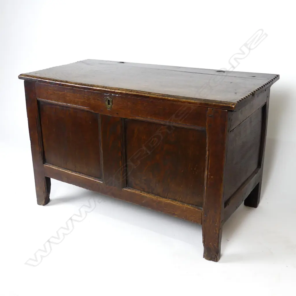 An 18thC oak country coffer Image 1++
