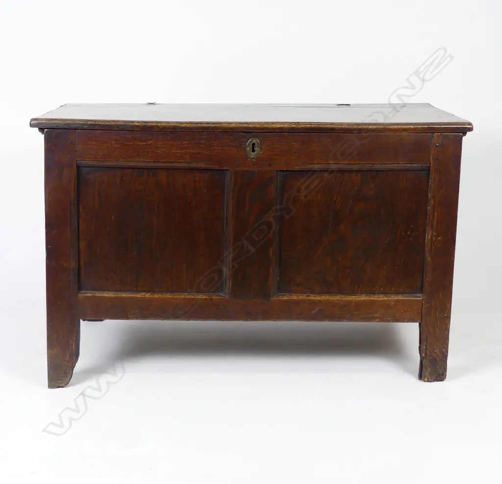 An 18thC oak country coffer Image 1++