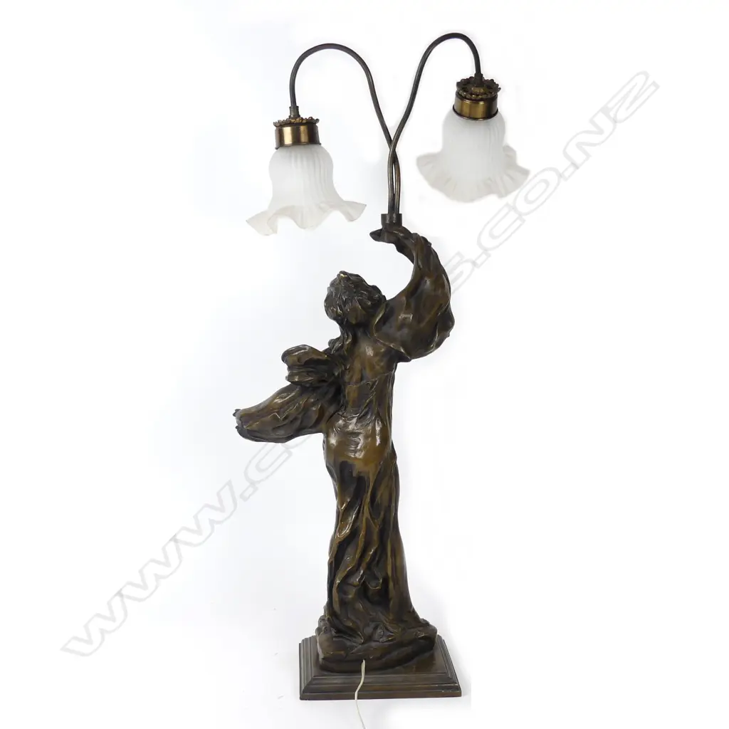 An Art Nouveau style table lamp Image 1++