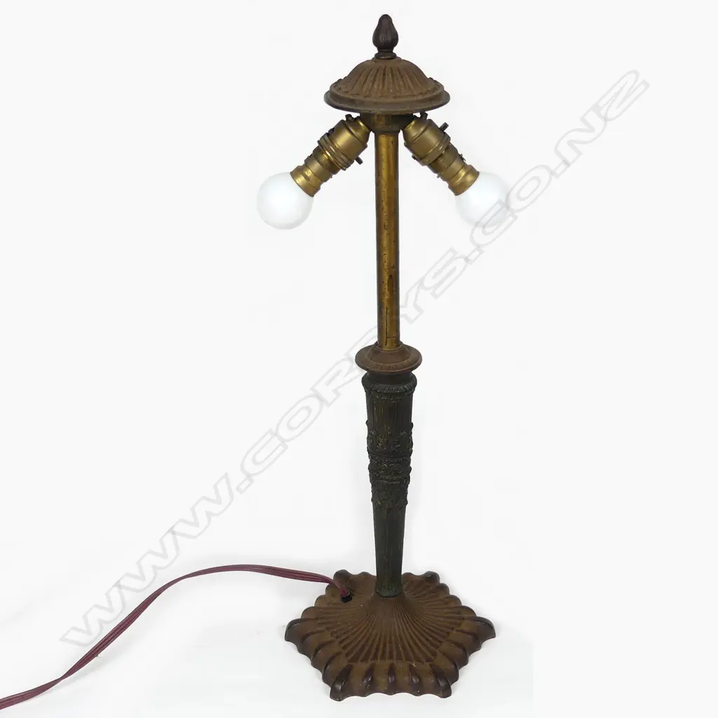 An American Art Nouveau style table lamp Image 1++