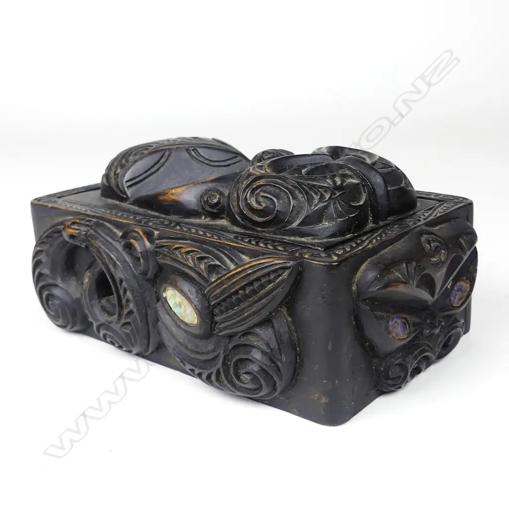 A Maori folk art box Image 1++