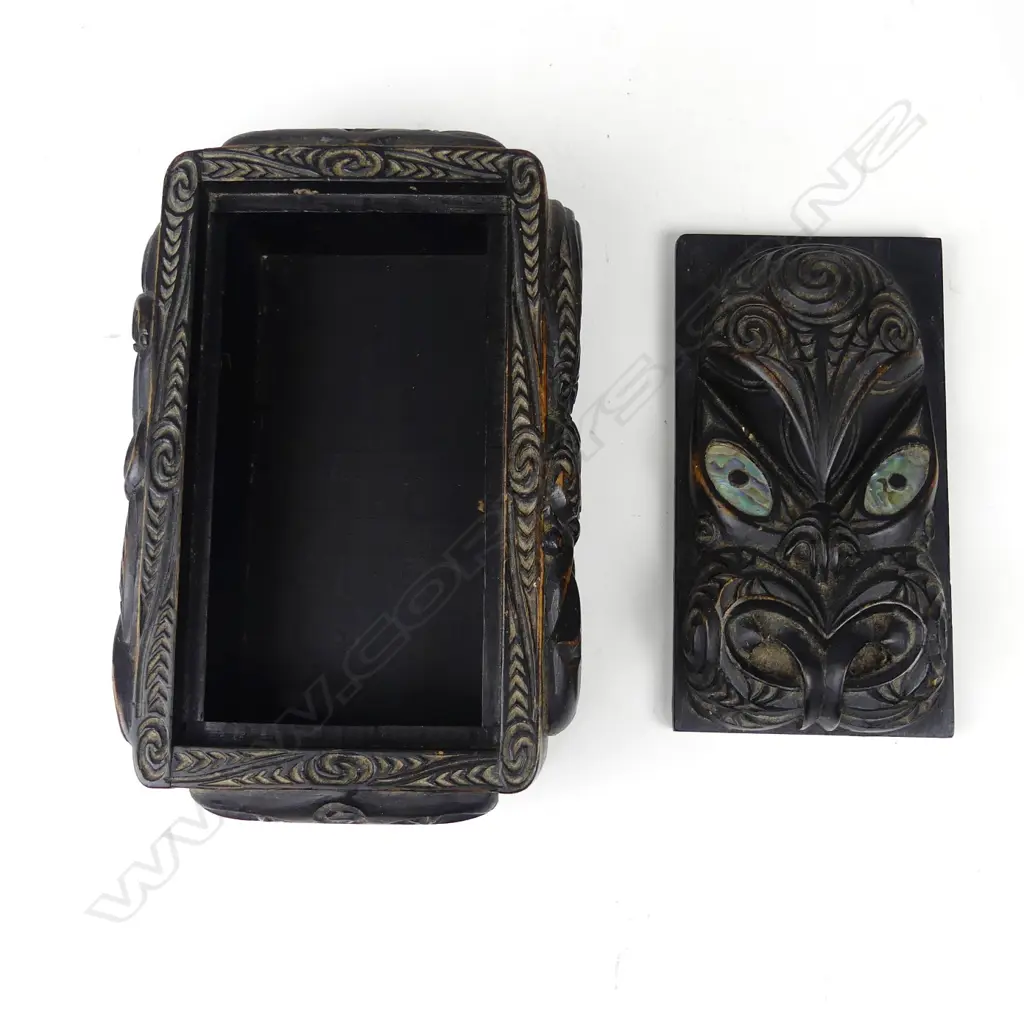 A Maori folk art box Image 1++