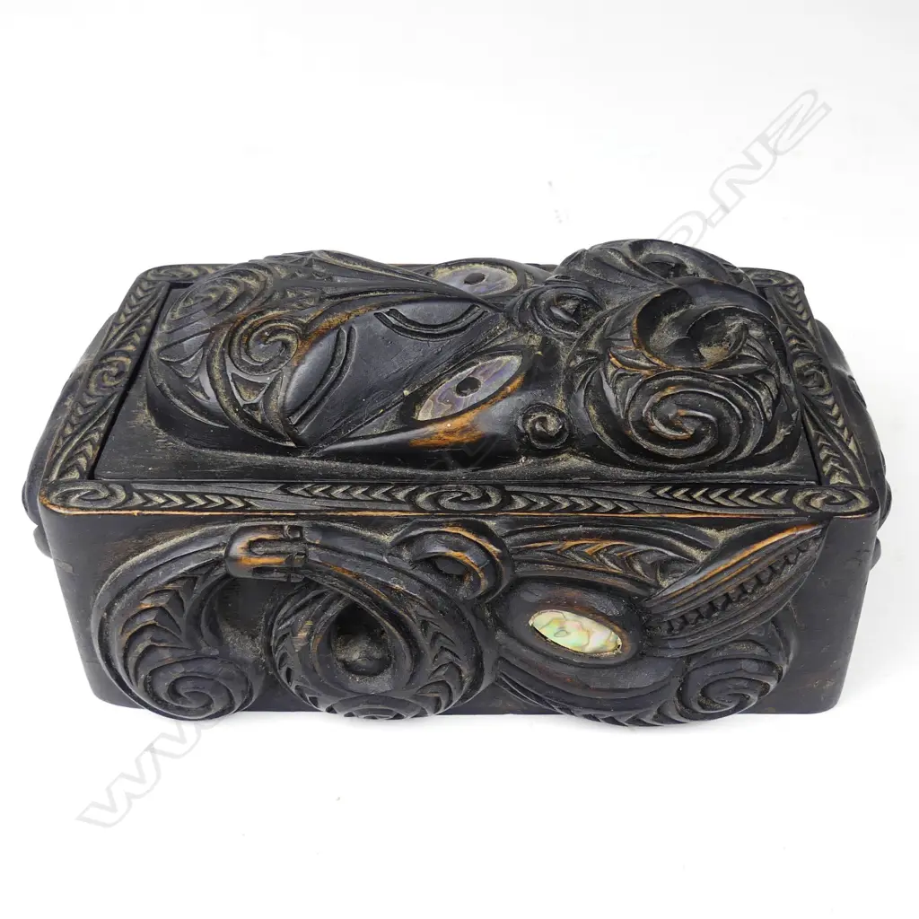 A Maori folk art box Image 1++