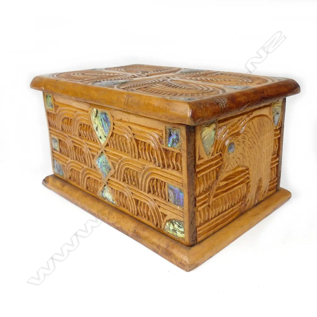 A Maori folk art box Image 1++