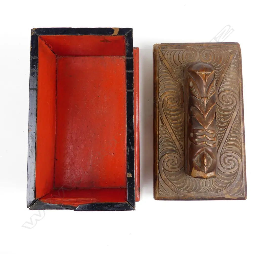 A Maori folk art box Image 1++