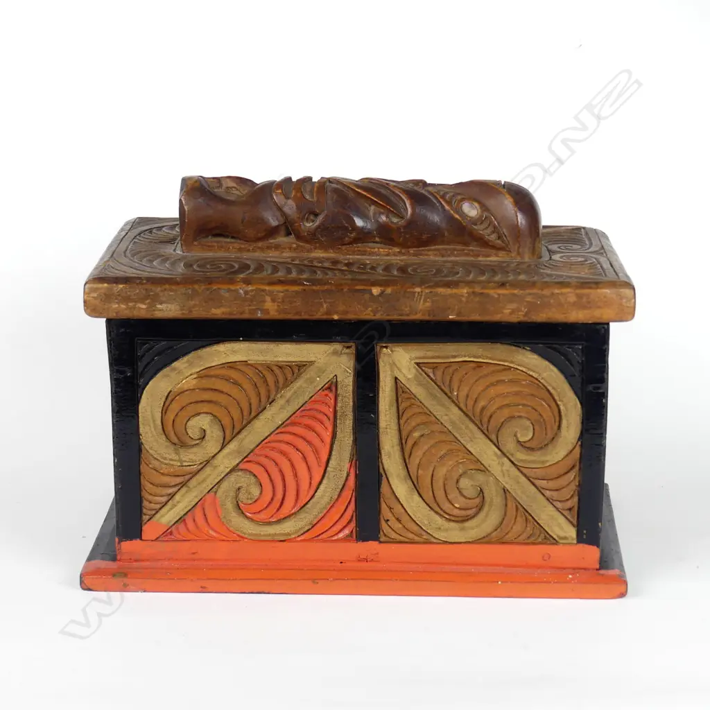 A Maori folk art box Image 1++