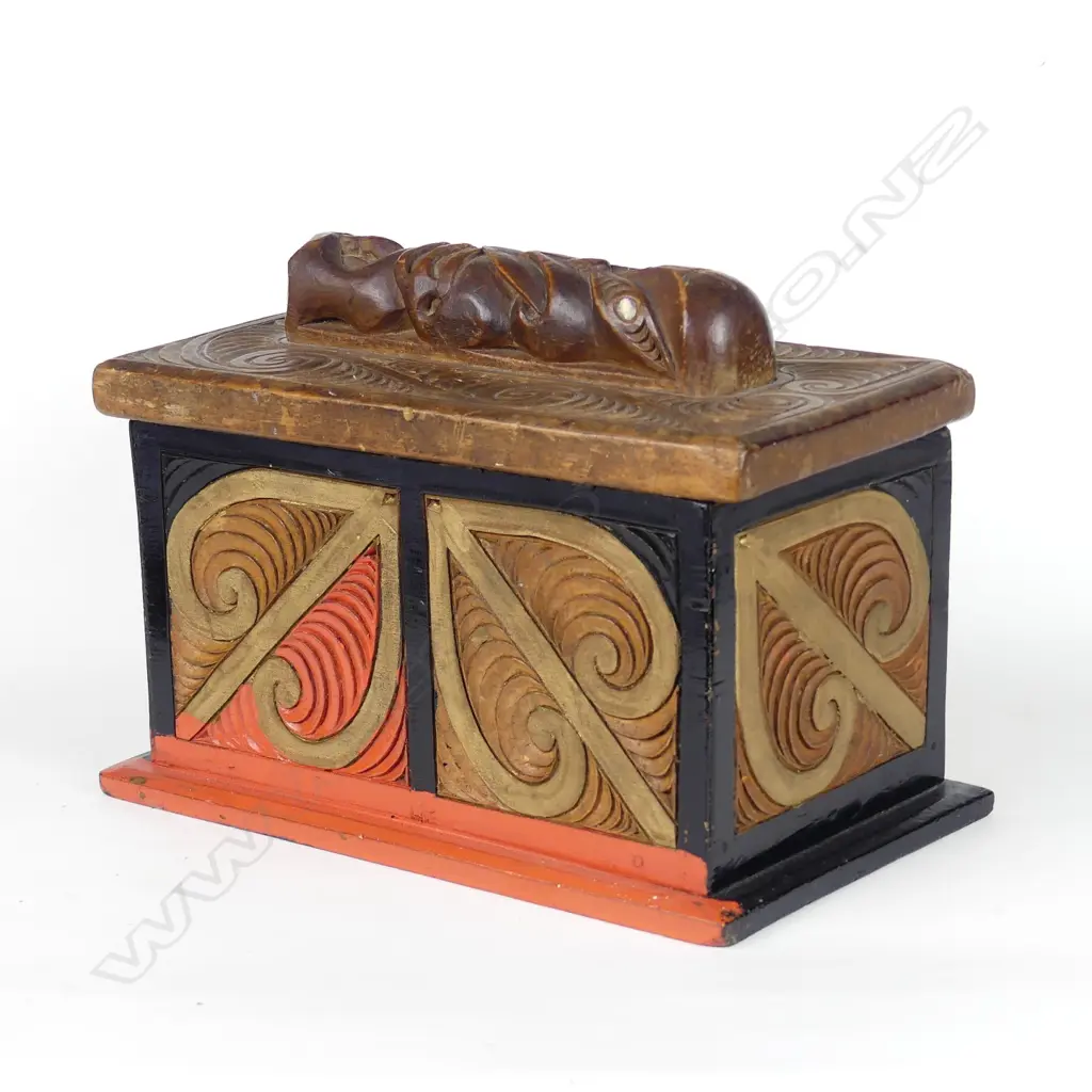 A Maori folk art box Image 1++
