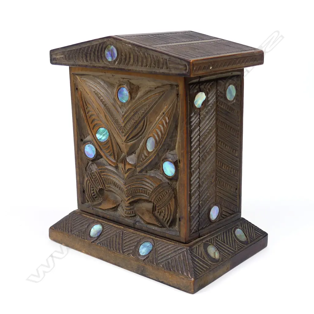 A Maori folk art cigarette box Image 1++