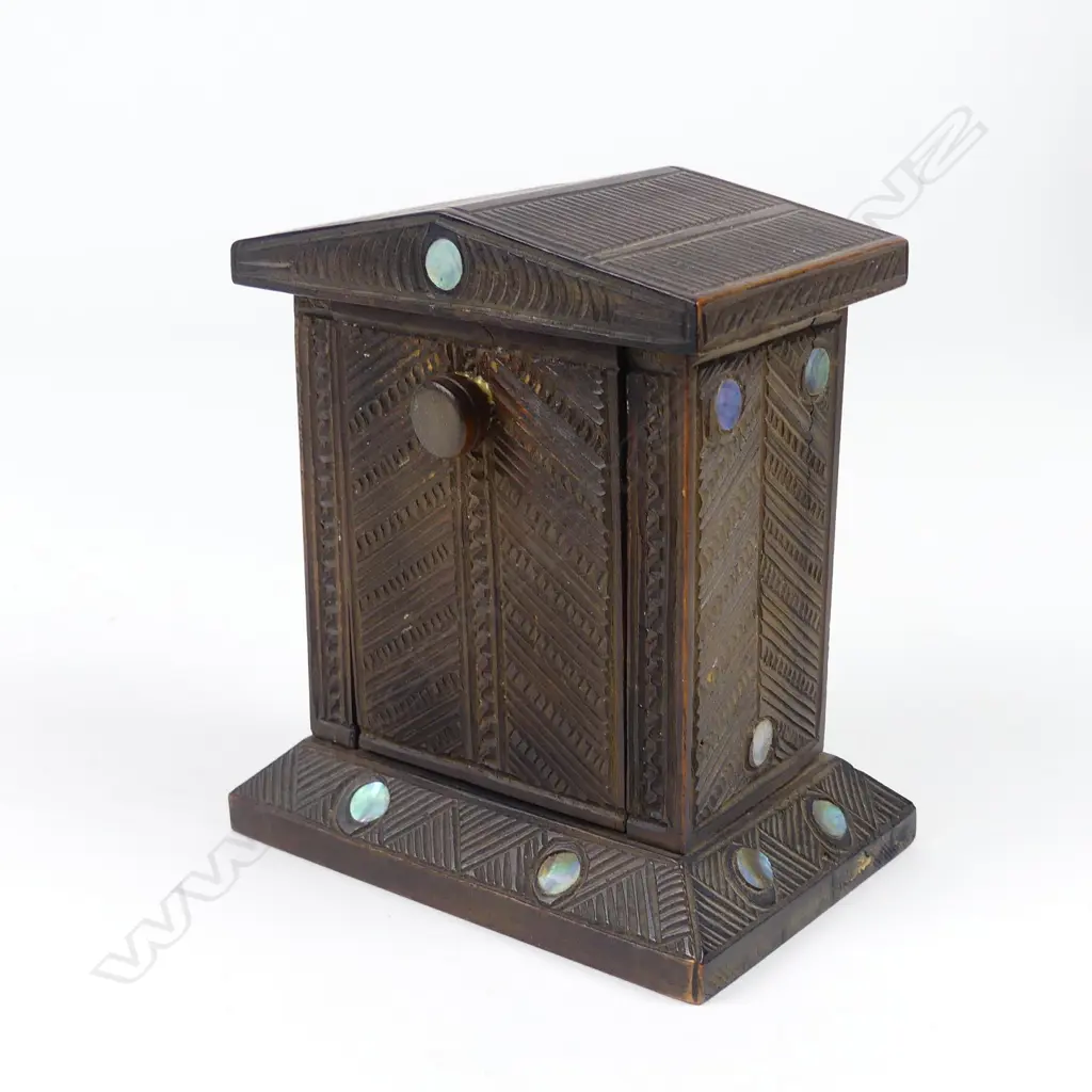 A Maori folk art cigarette box Image 1++