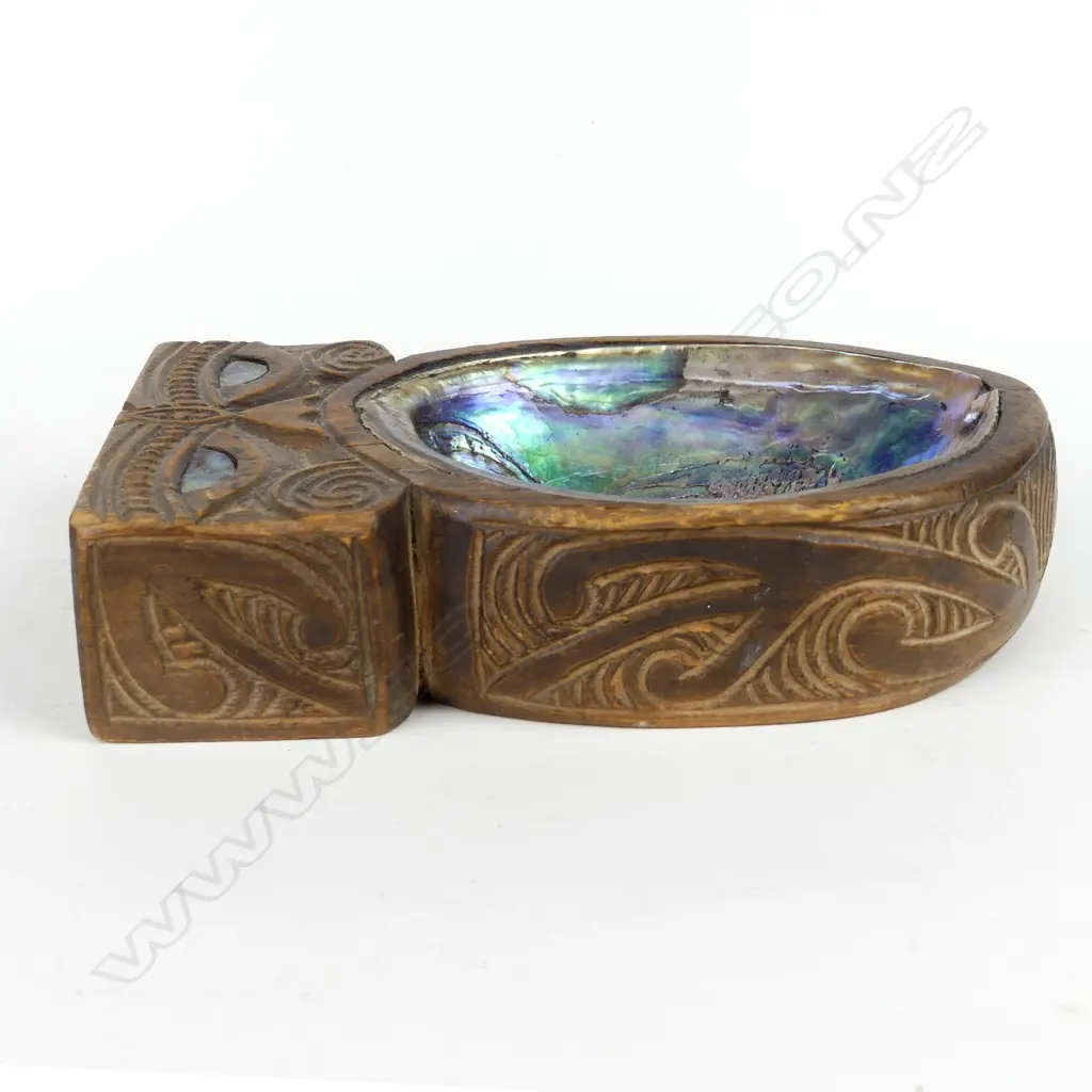 A paua shell ashtray Image 1++
