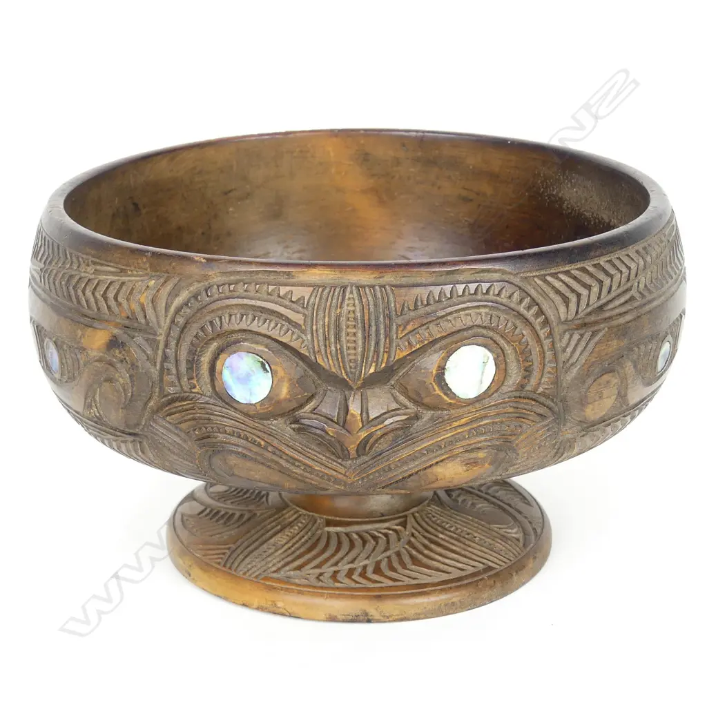 An early 20thC Maori carved kauri pedestal bowl Image 1++