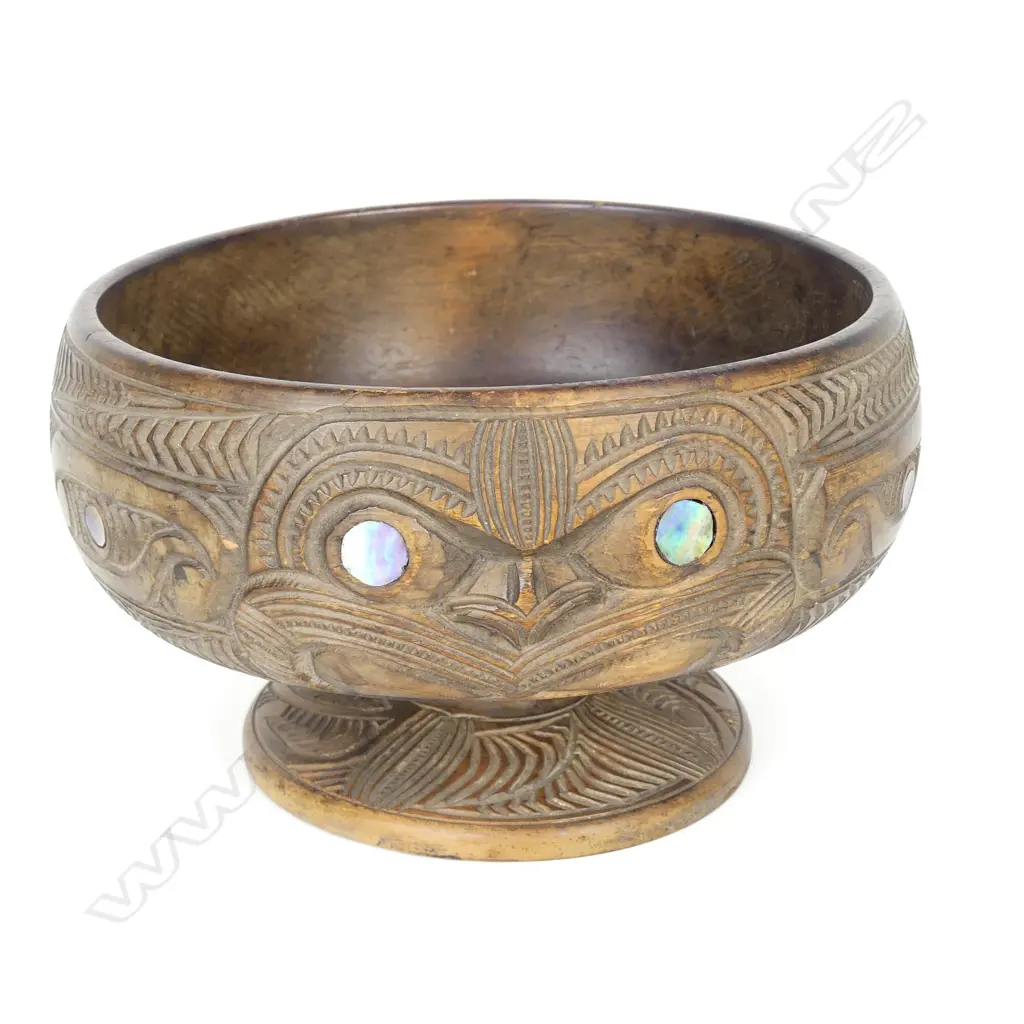 An early 20thC Maori carved kauri pedestal bowl Image 1++