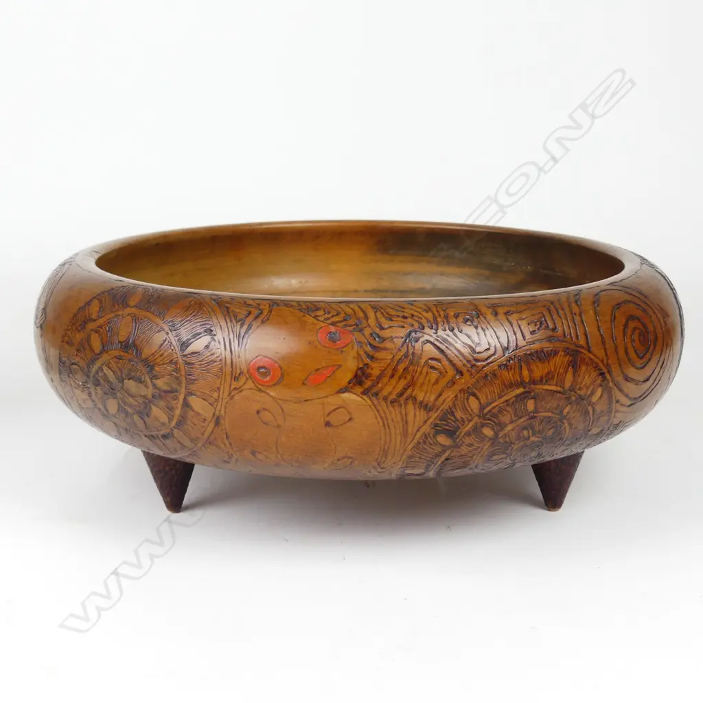 A mid-20thC Maori decorated wide circular bowl Image 1++