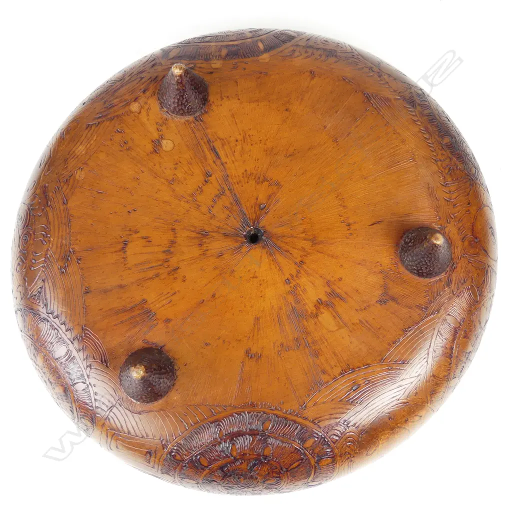 A mid-20thC Maori decorated wide circular bowl Image 1++