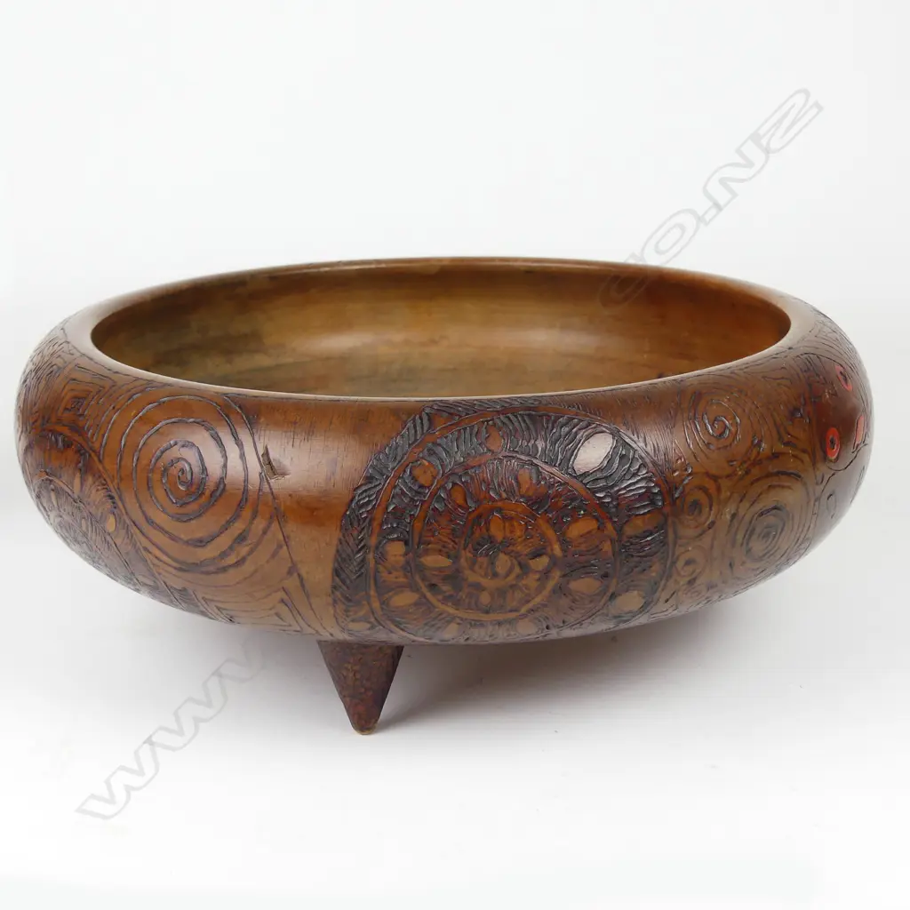 A mid-20thC Maori decorated wide circular bowl Image 1++