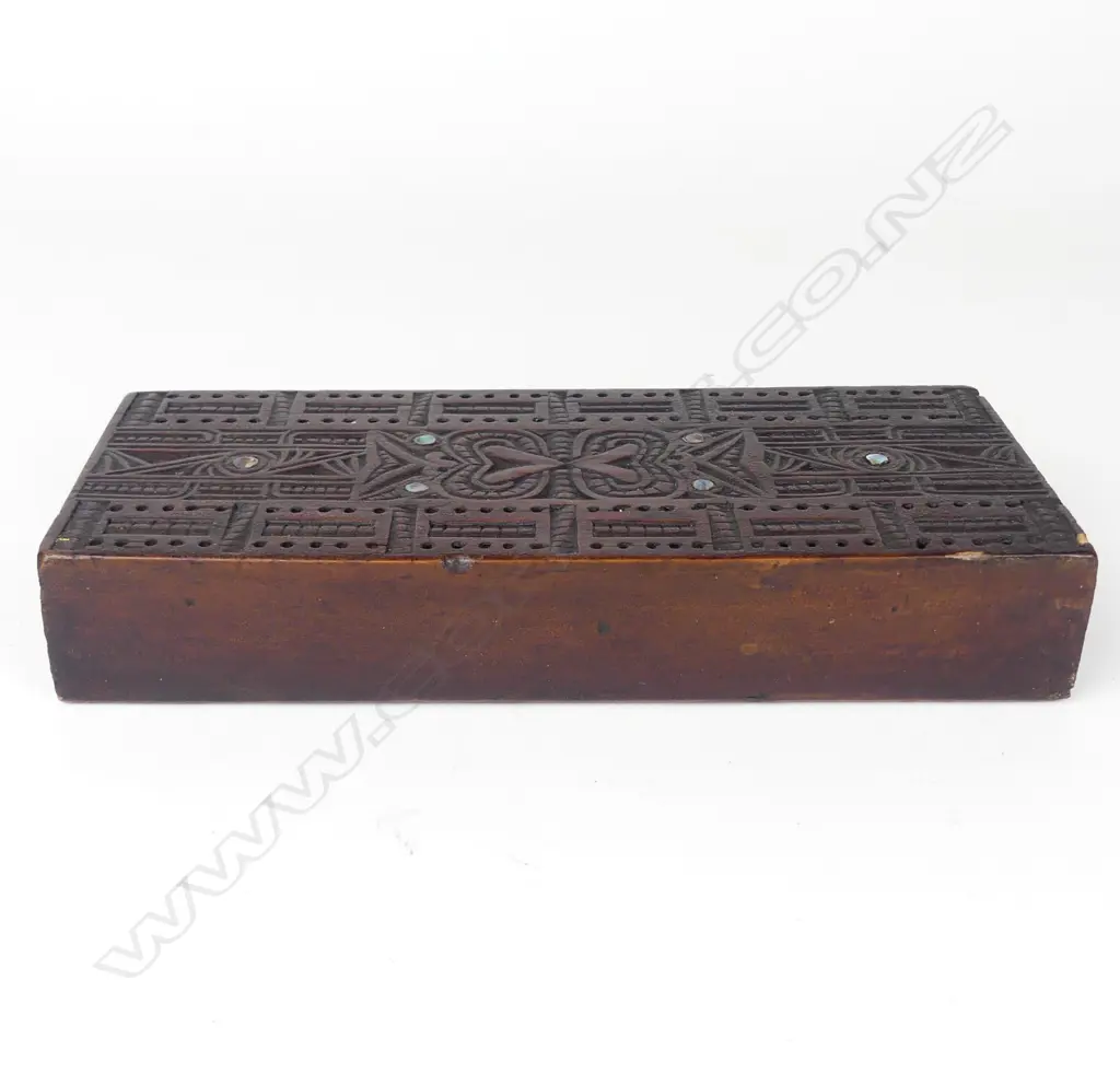 An early 20thC Maori carved cribbage board Image 1++