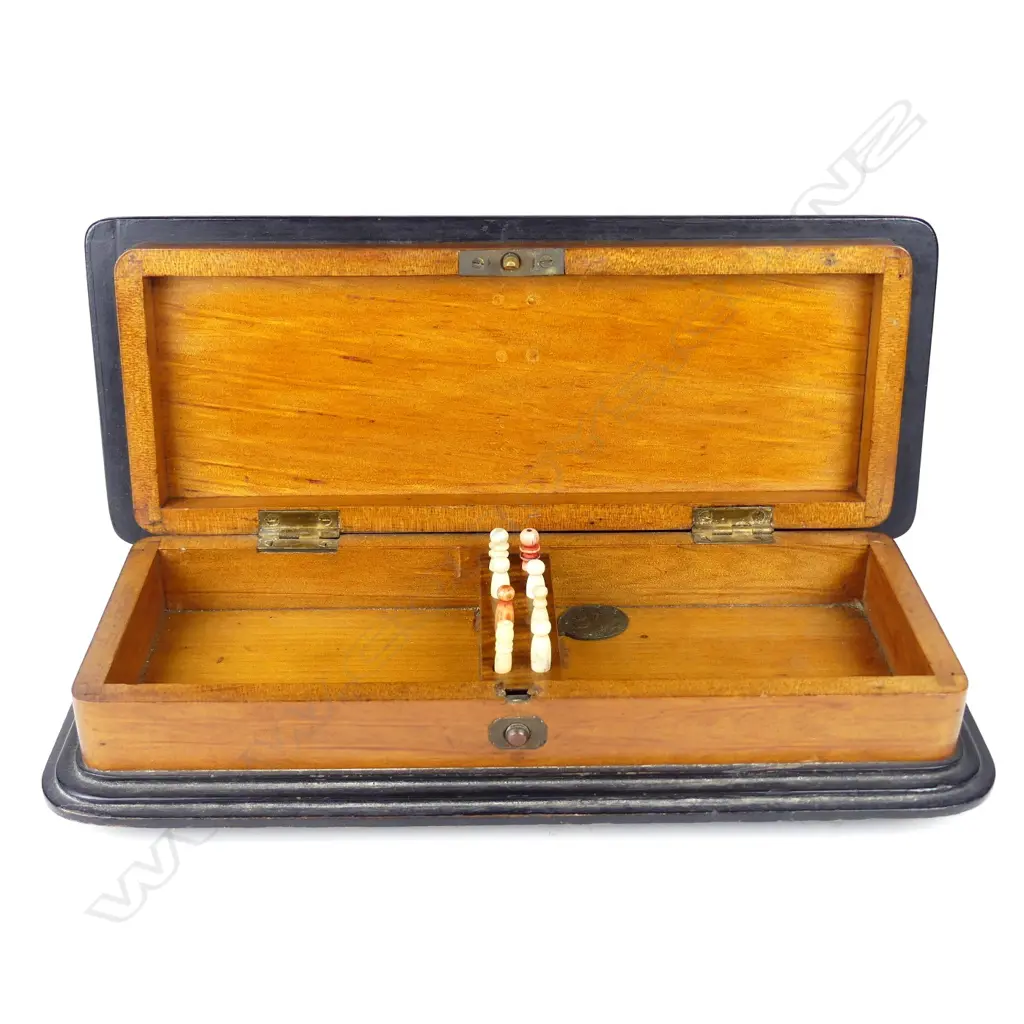 A late 19thC inlaid kauri cribbage box Image 1++