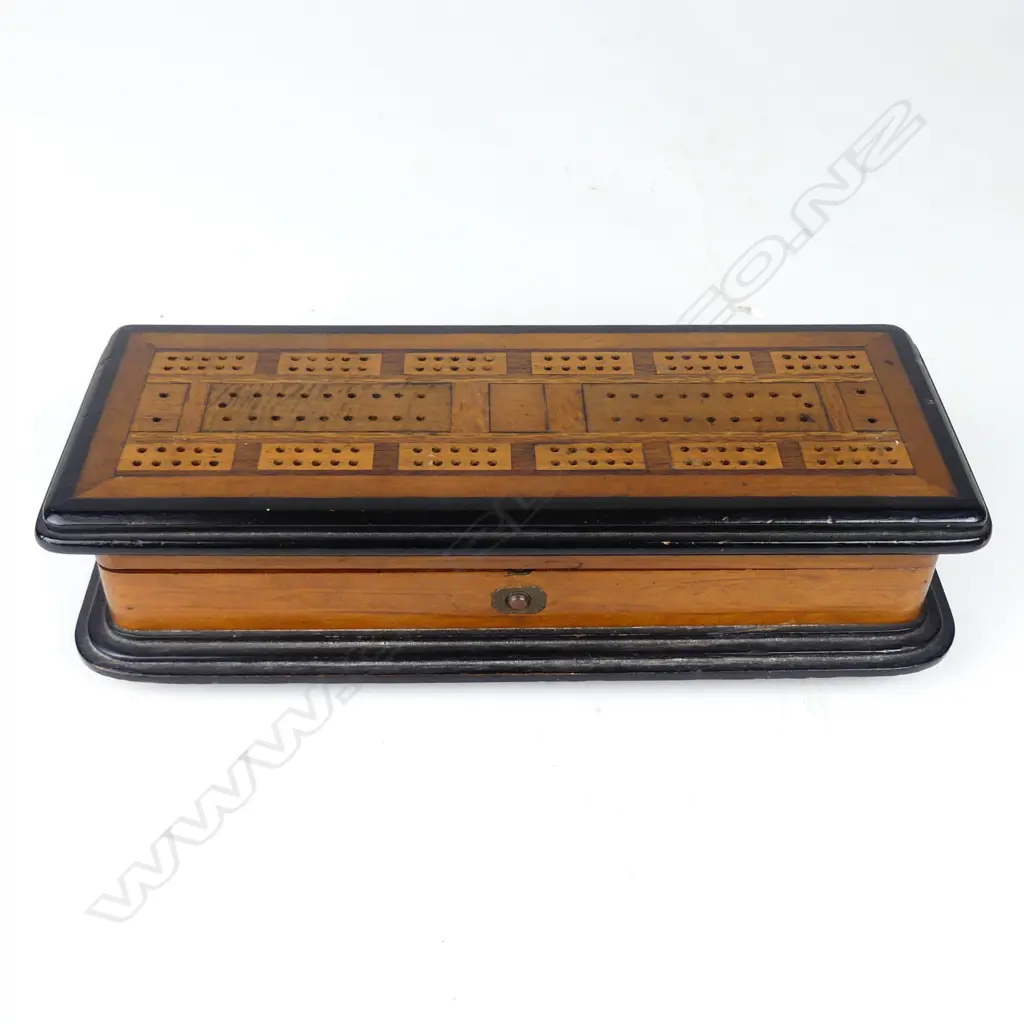 A late 19thC inlaid kauri cribbage box Image 1++