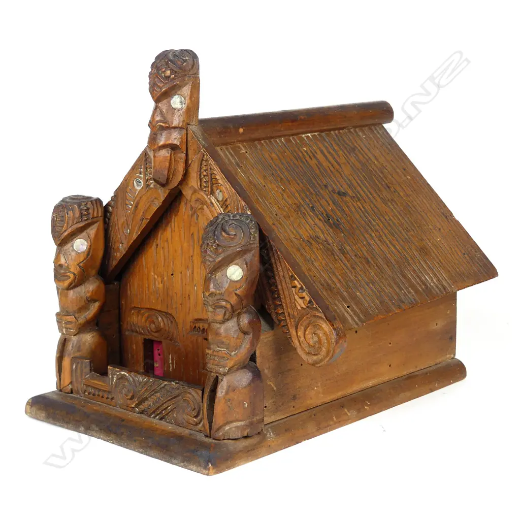 An early 20thC Maori carved model whare shaped box Image 1++