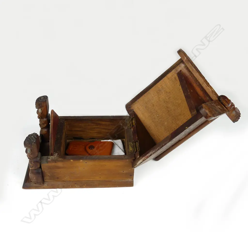 An early 20thC Maori carved model whare shaped box Image 1++