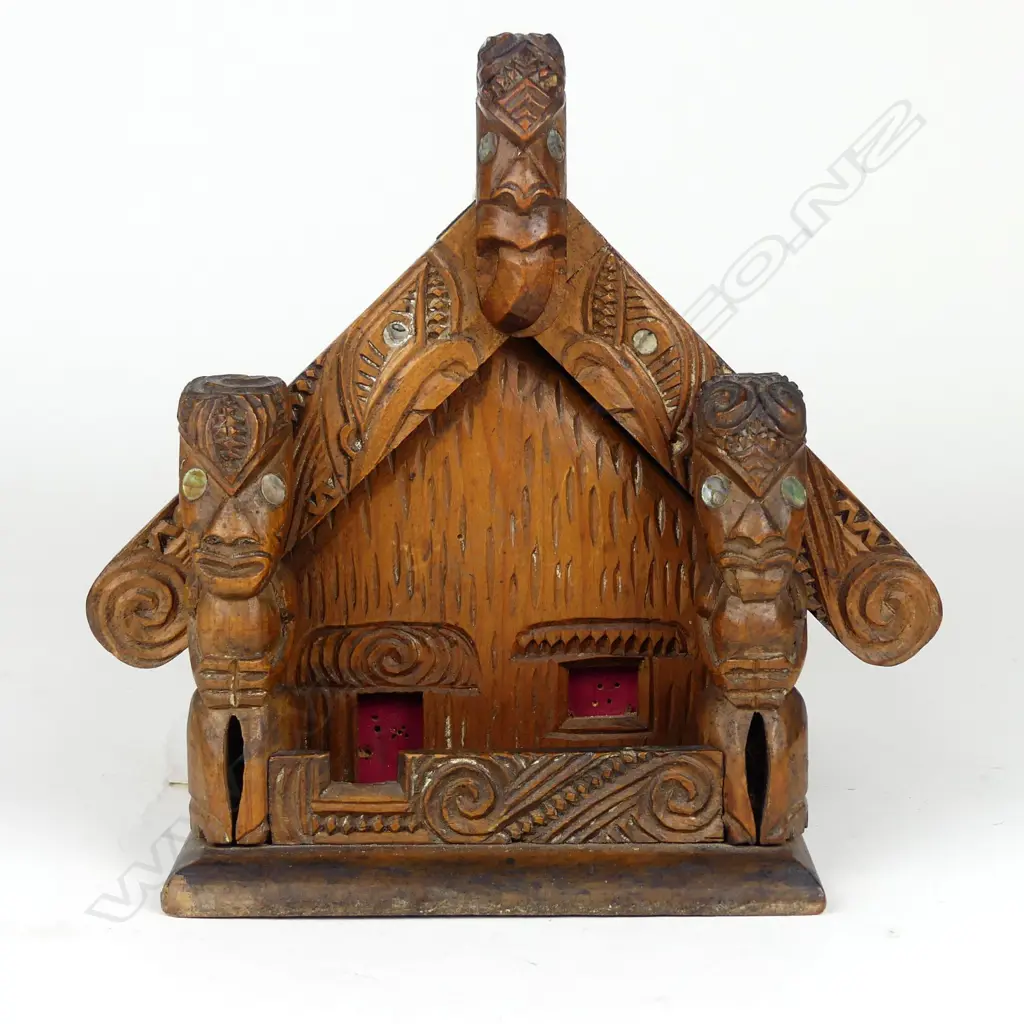 An early 20thC Maori carved model whare shaped box Image 1++