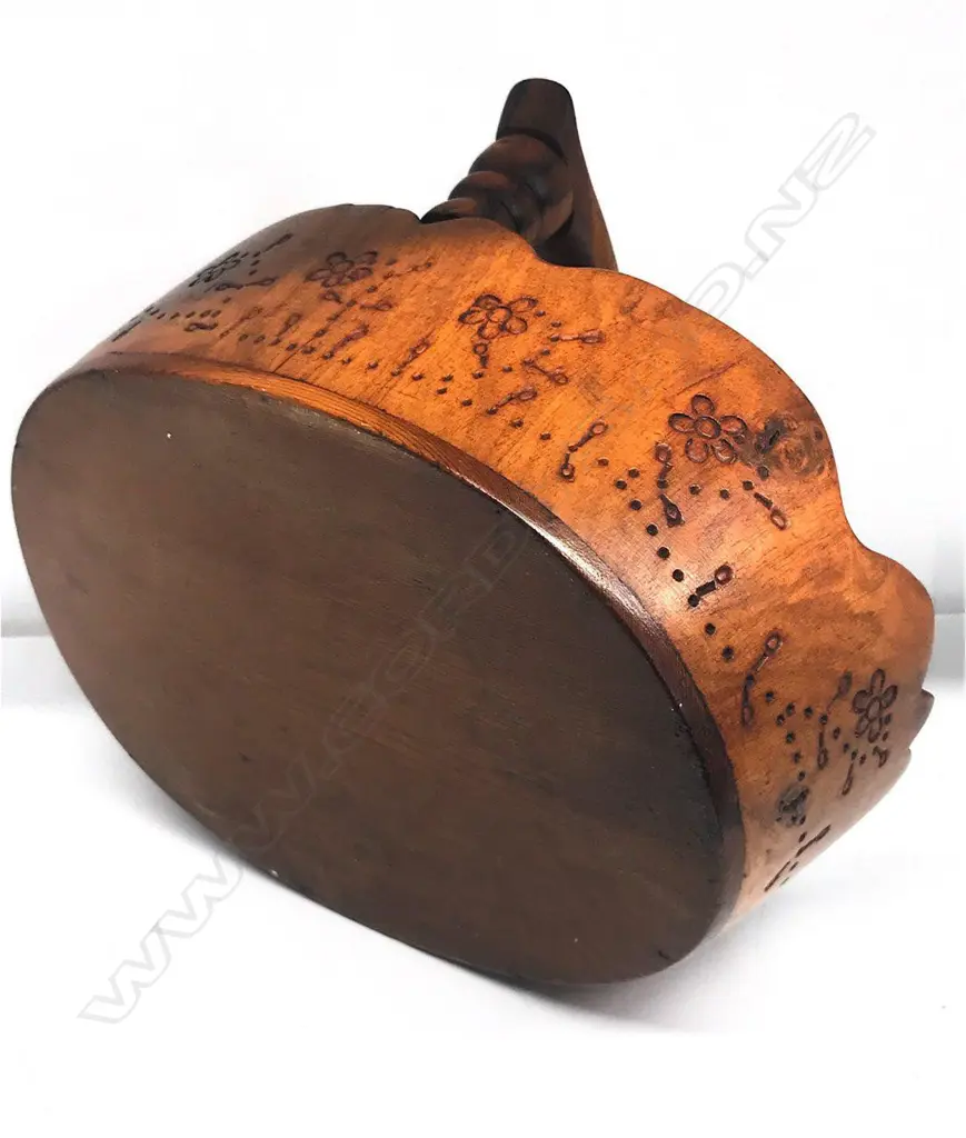 An uncommon vintage Pitcairn Island miro wood handled basket Image 1++