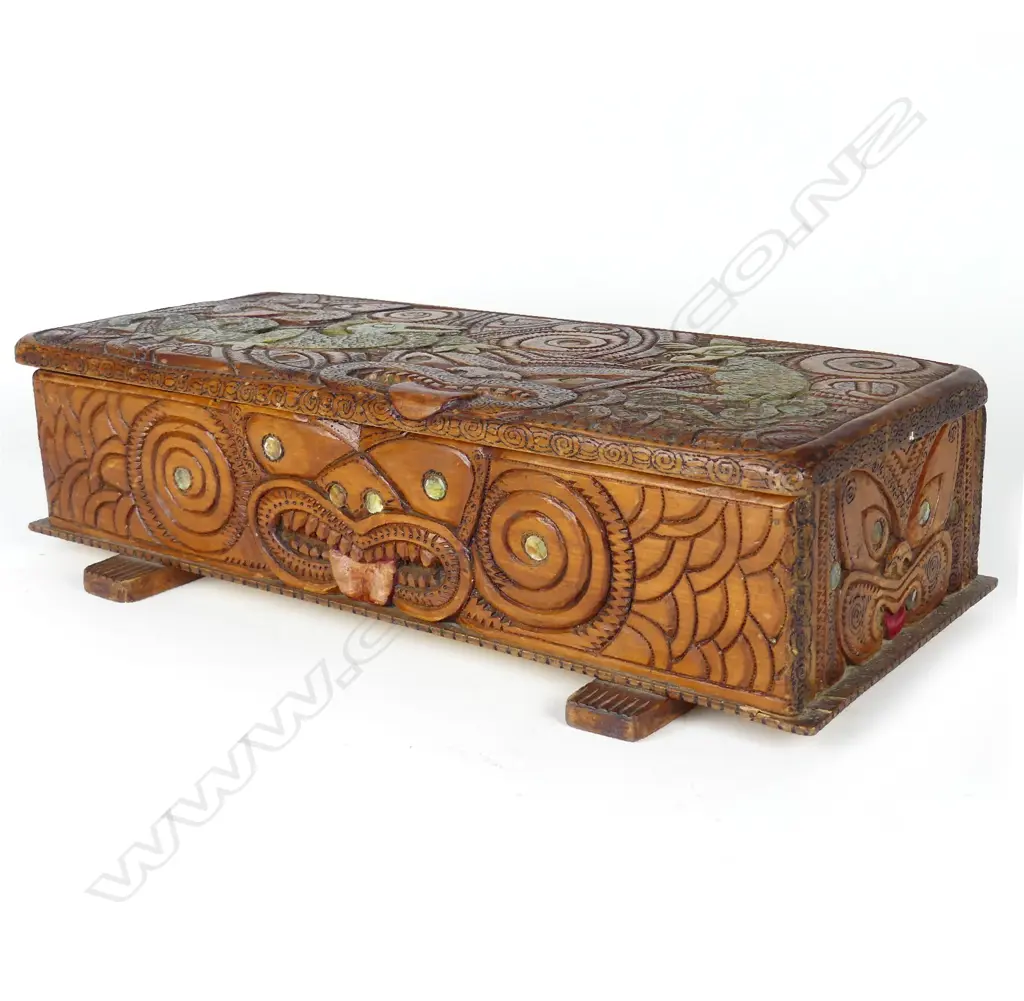 An impressive Jane Brenkley Maori carved box Image 1++
