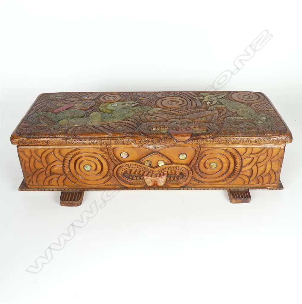An impressive Jane Brenkley Maori carved box Image 1++