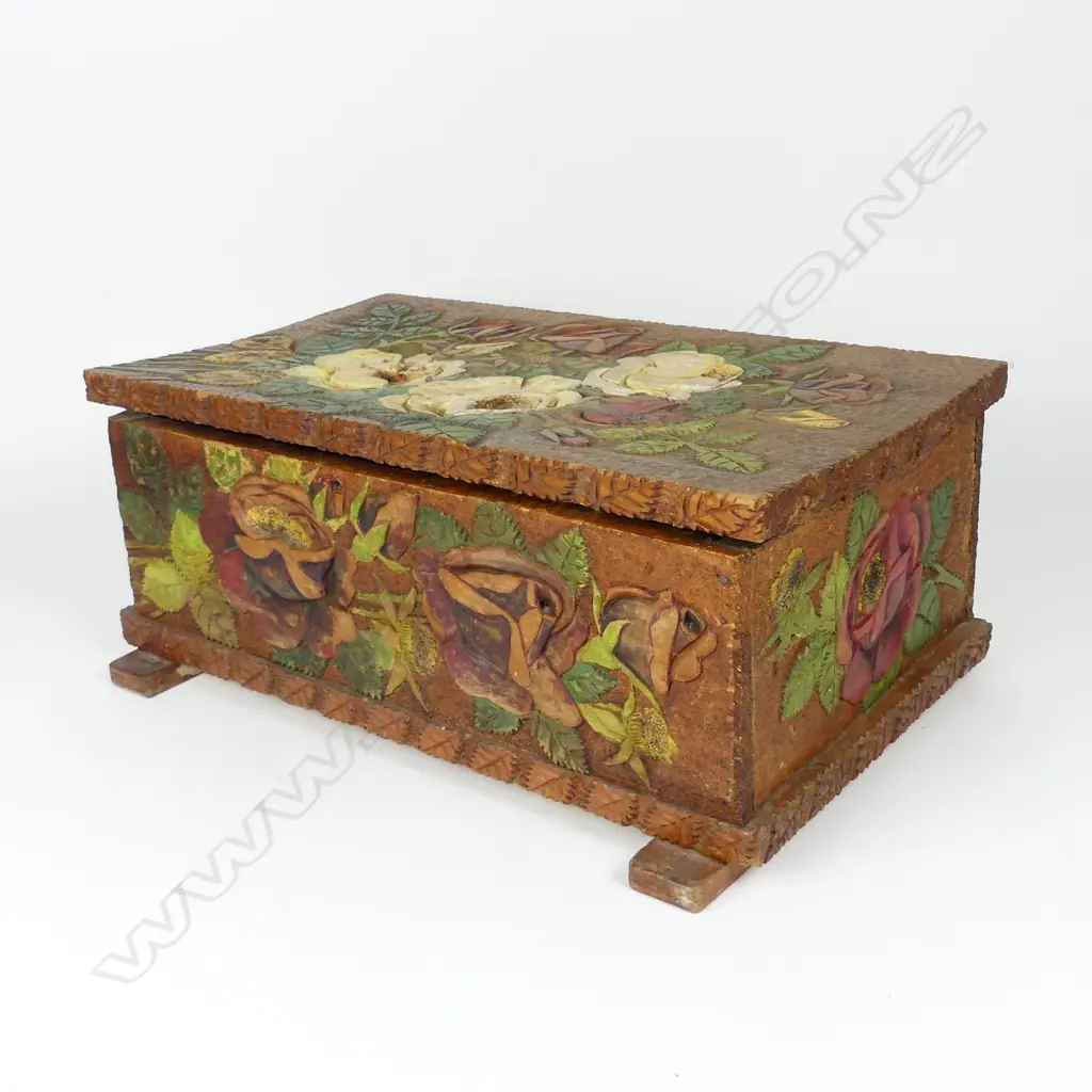 A large Jane Brenkley carved 'Friendship' box Image 1++