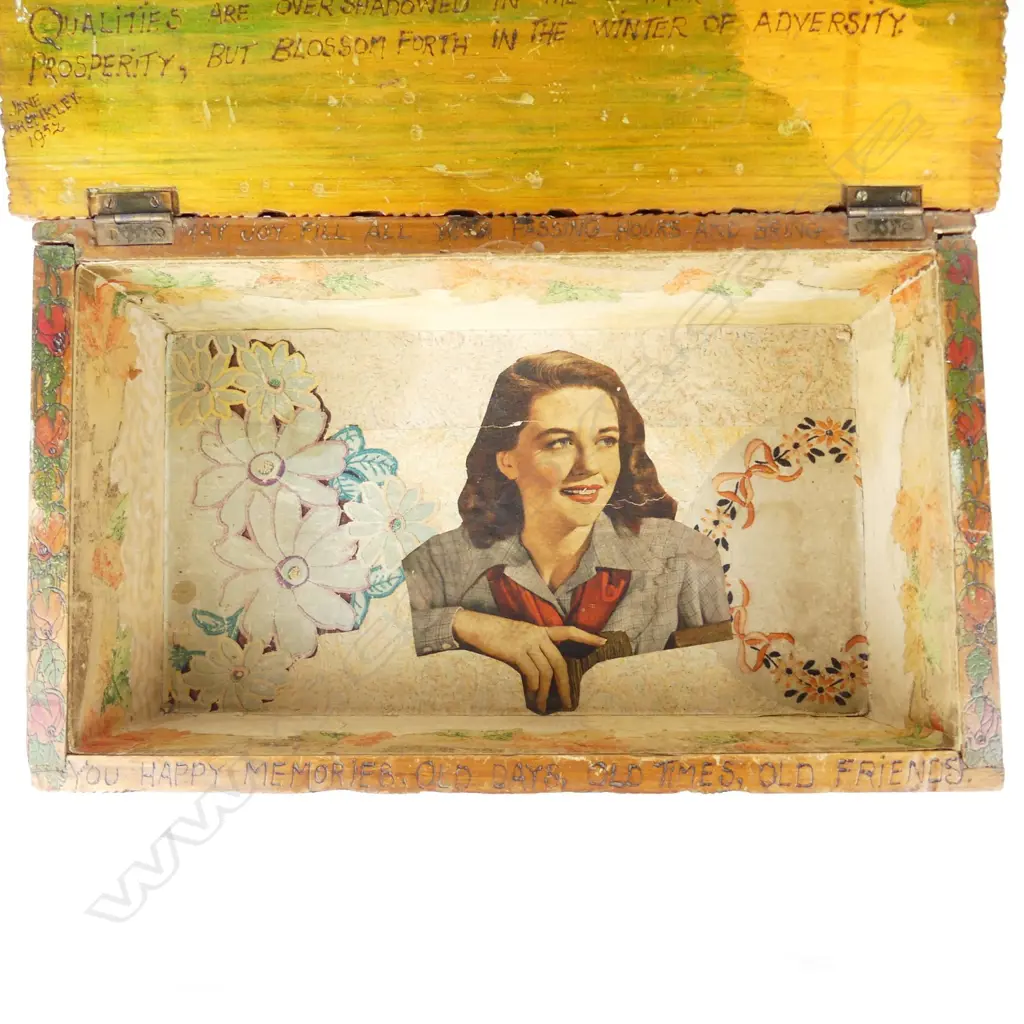 A large Jane Brenkley carved 'Friendship' box Image 1++