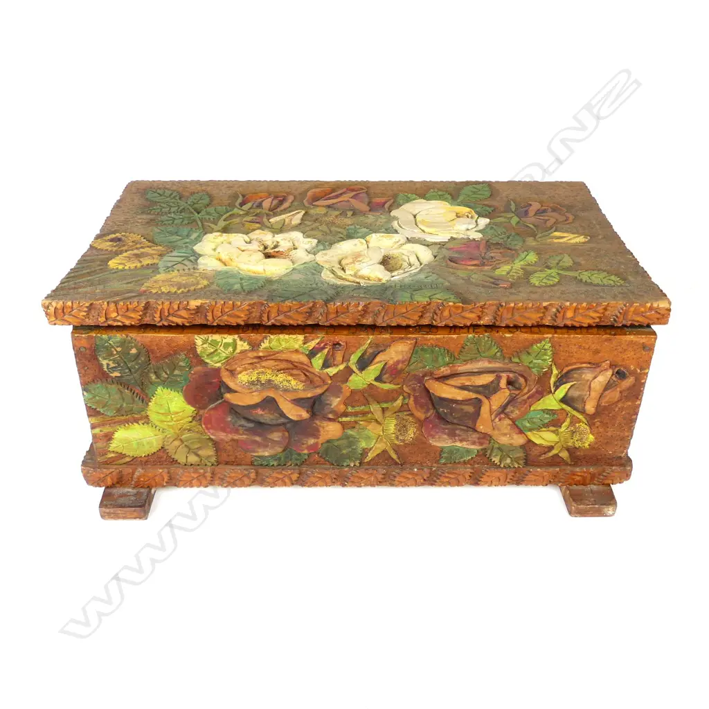 A large Jane Brenkley carved 'Friendship' box Image 1++