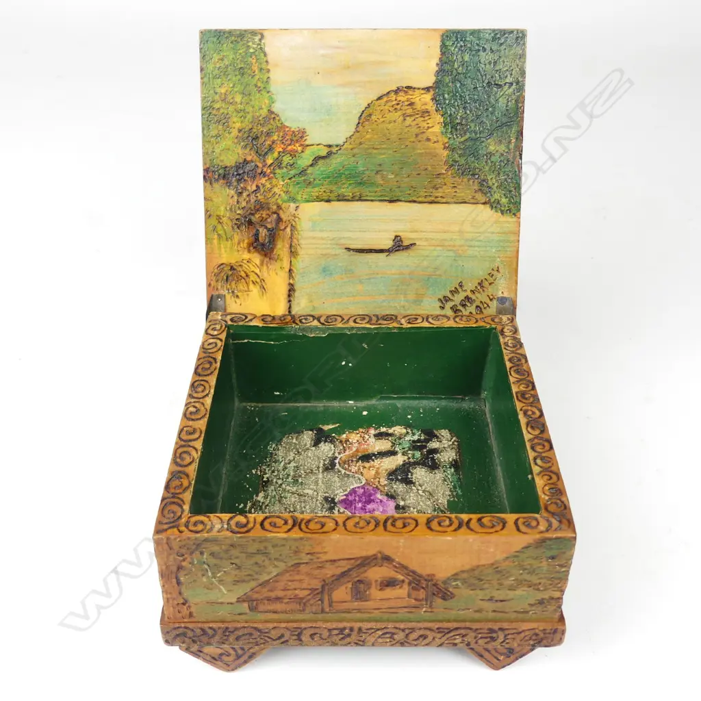 A Jane Brenkley decorated small box Image 1++