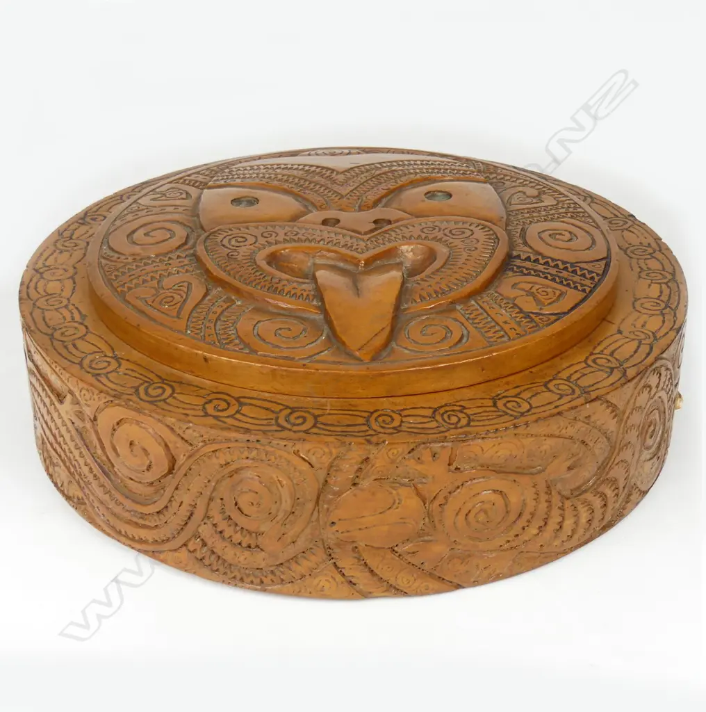 A Jane Brenkley Maori decorated flat circular box Image 1++