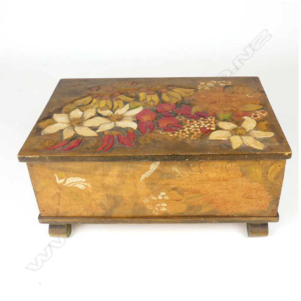 A Jane Brenkley decorated box Image 1++