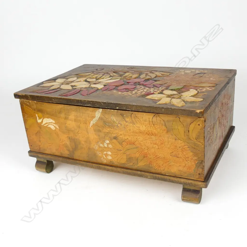 A Jane Brenkley decorated box Image 1++