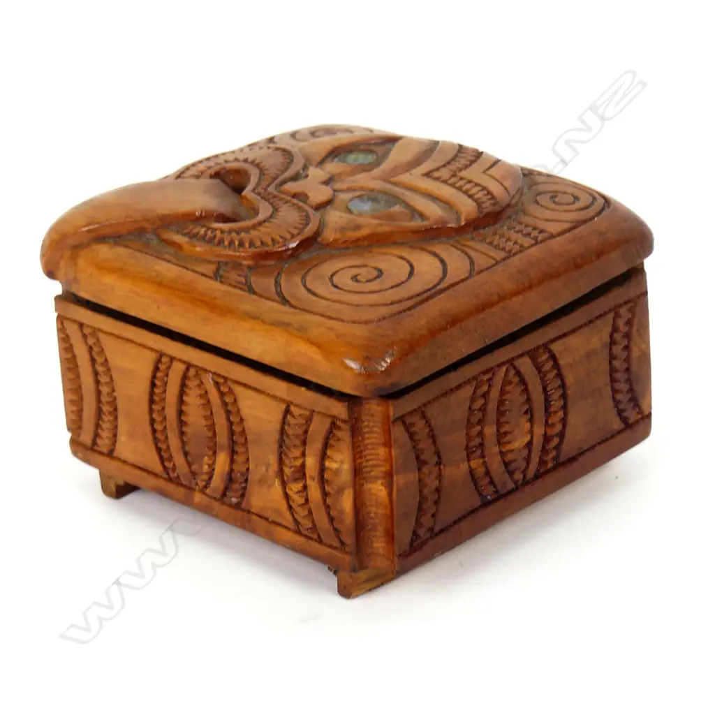 Jane Brenkley signed and dated 1945 small Maori decorated box Image 1++