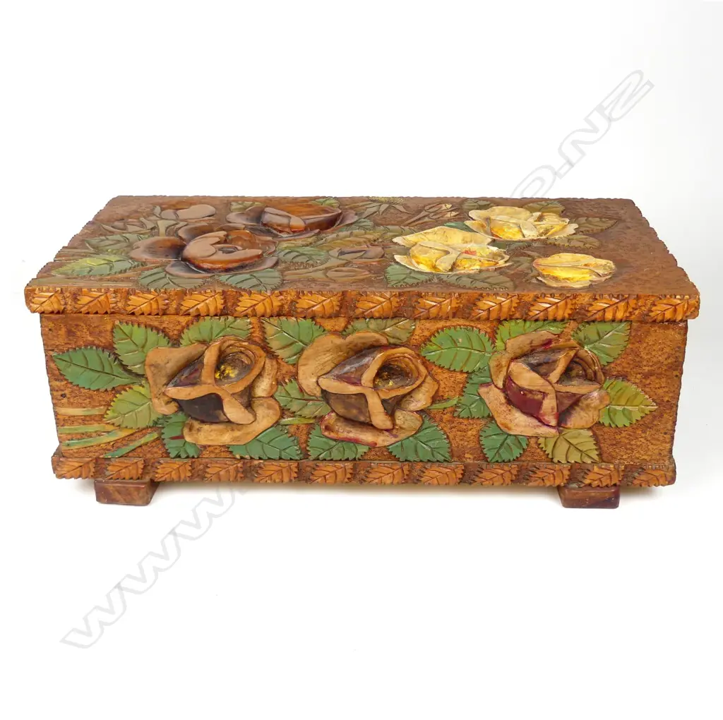 A Jane Brenkley carved wood 'Friendship' box Image 1++