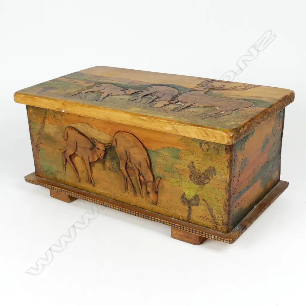 A Jane Brenkley carved wood 'Friendship' box Image 1++