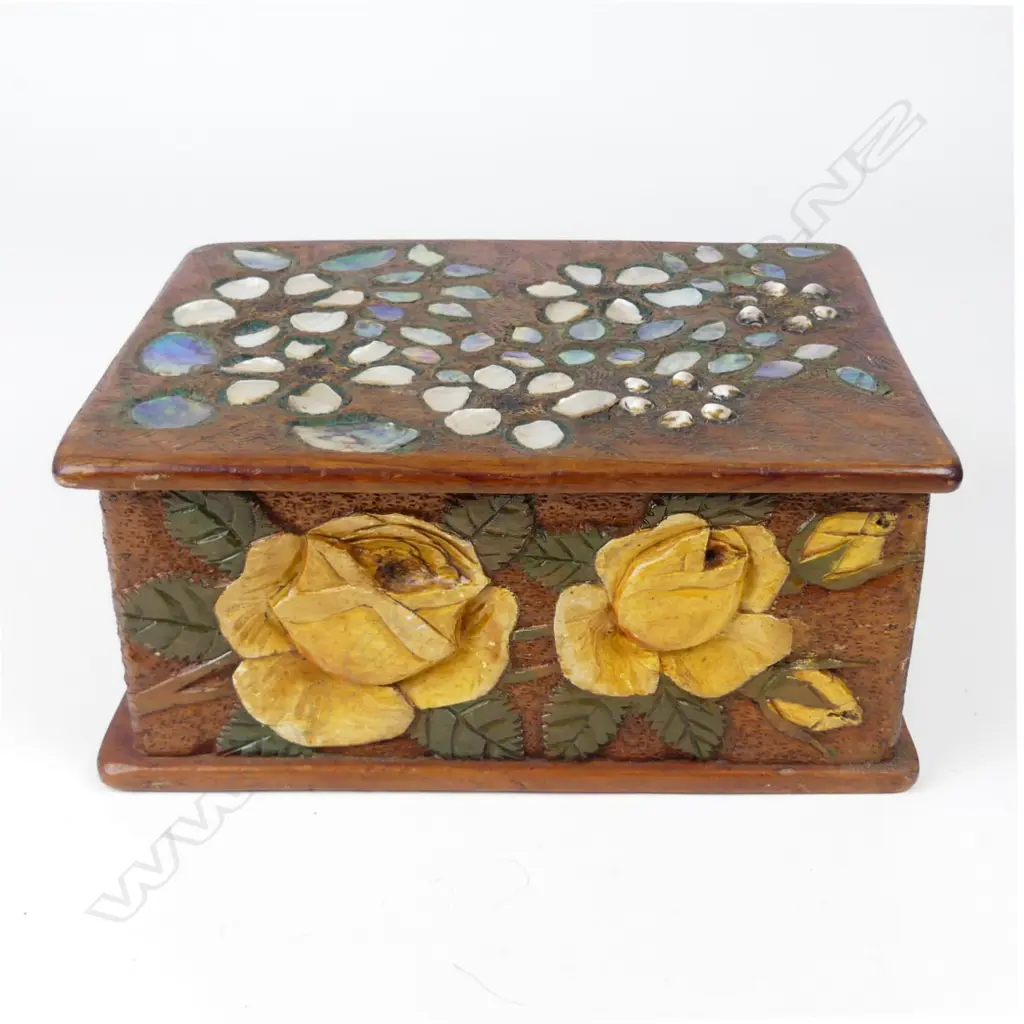 A Jane Brenkley carved wood 'Friendship' box Image 1++