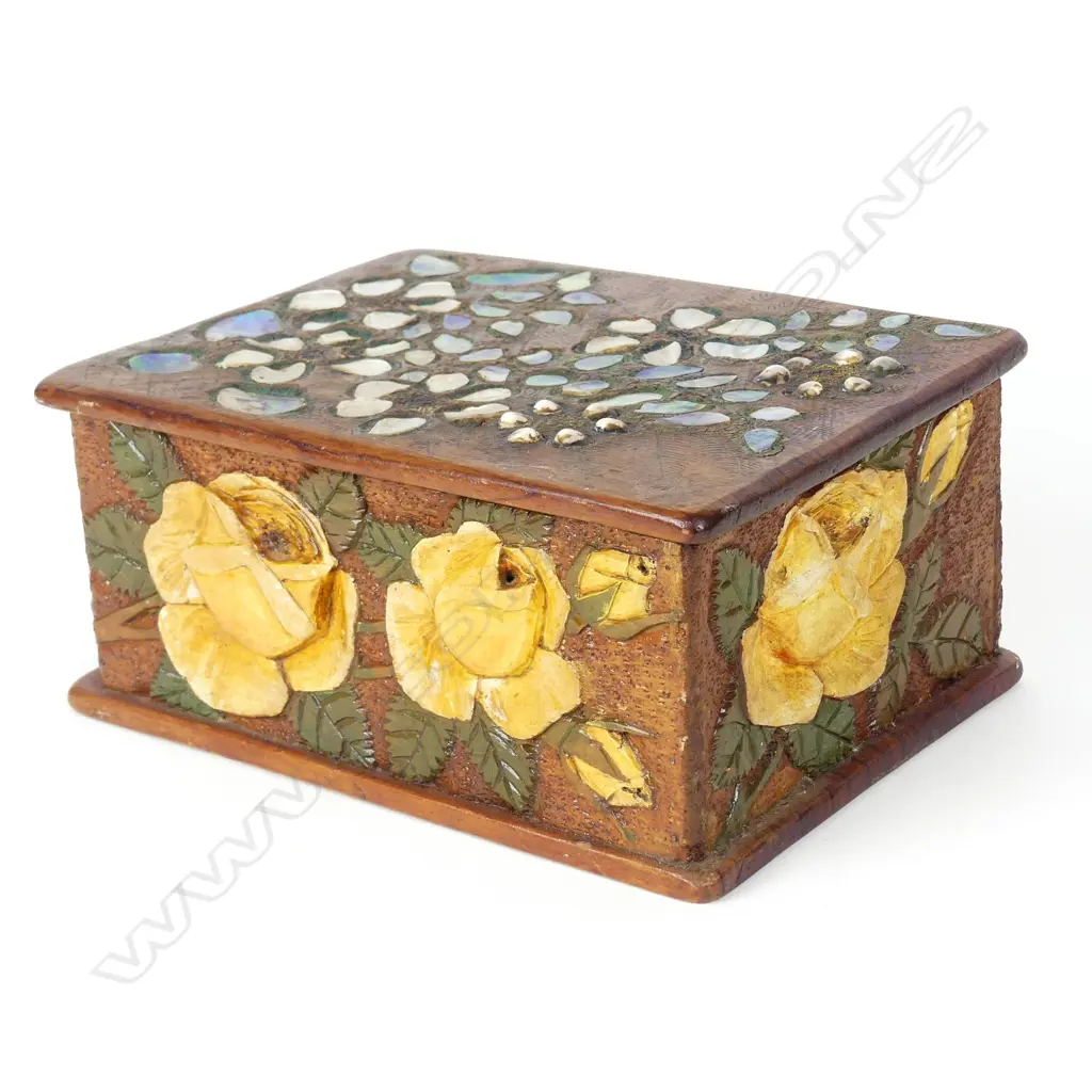 A Jane Brenkley carved wood 'Friendship' box Image 1++