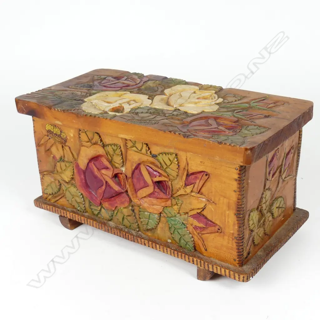 A Jane Brenkley carved wood 'Friendship' box Image 1++
