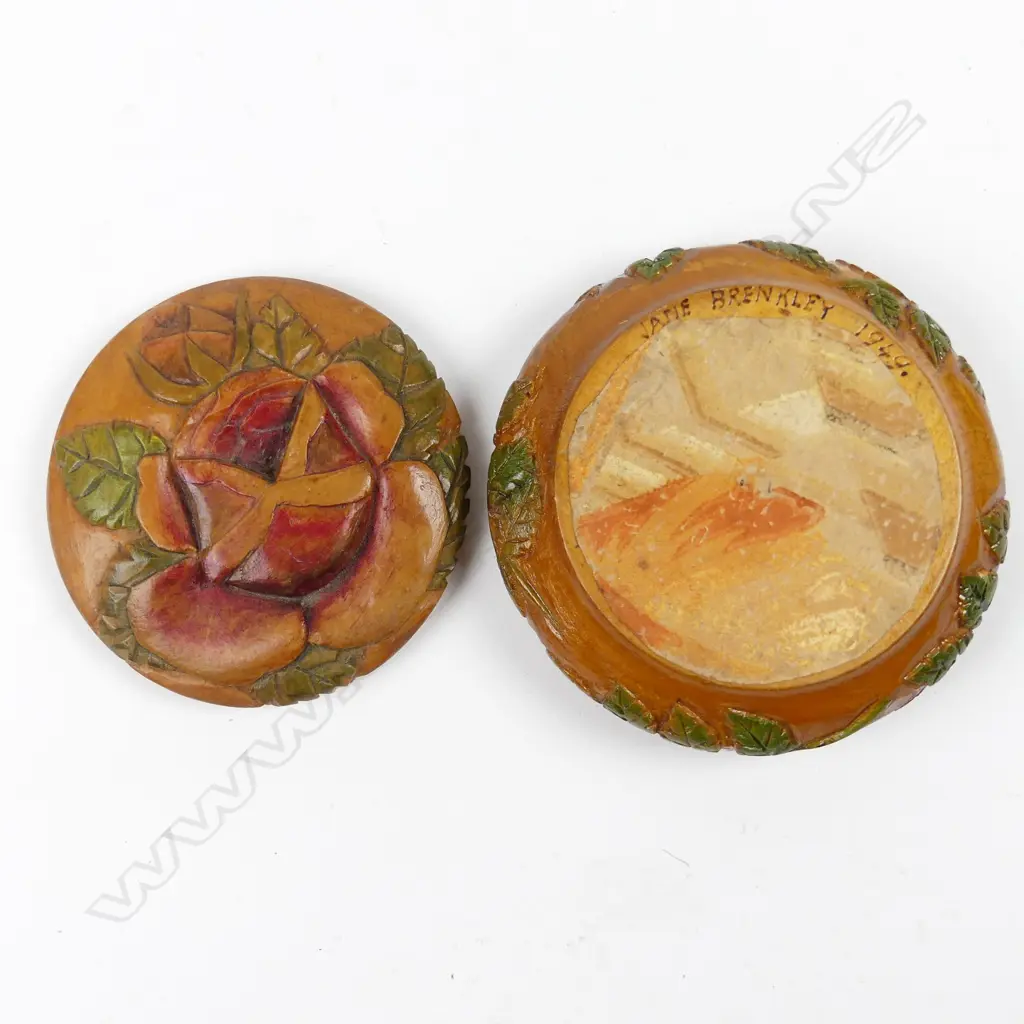 A Jane Brenkley turned and carved small box Image 1++